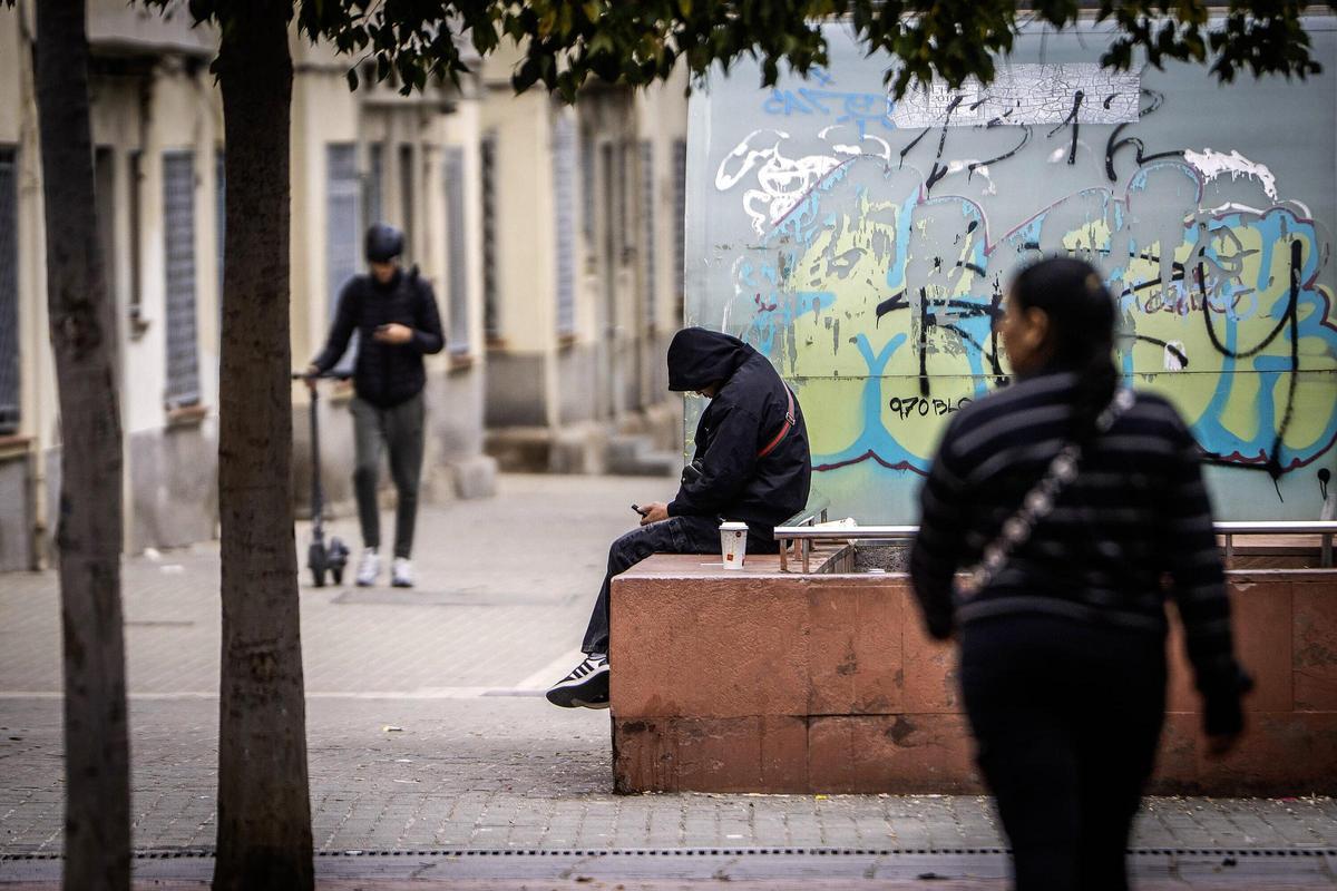 Jóvenes en el barrio de la Torrassa de LHospitalet, una mañana de noviembre de 2025.