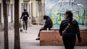 Jóvenes en el barrio de la Torrassa de LHospitalet, una mañana de noviembre de 2025.