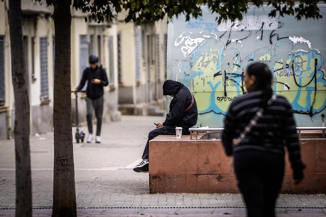Jóvenes en el barrio de la Torrassa de LHospitalet, una mañana de noviembre de 2025.