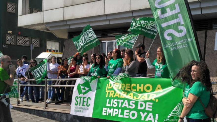 Momento de la concentración del STEC ante la Consejería de Educación.