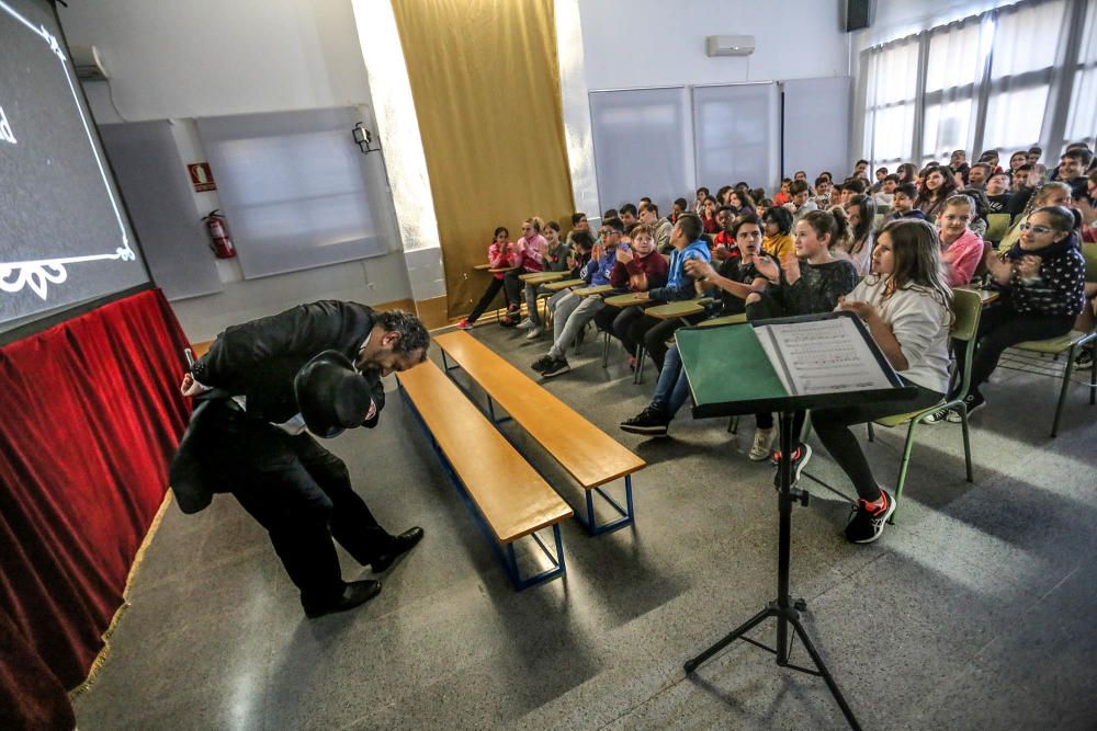 Los estudiantes del Colegio Nuestra Señora del Rosario de Torrevieja conocen la lírica de la mano de Pablo López en un programa que recorre todos los colegios públicos de la ciudad de la mano del Patr