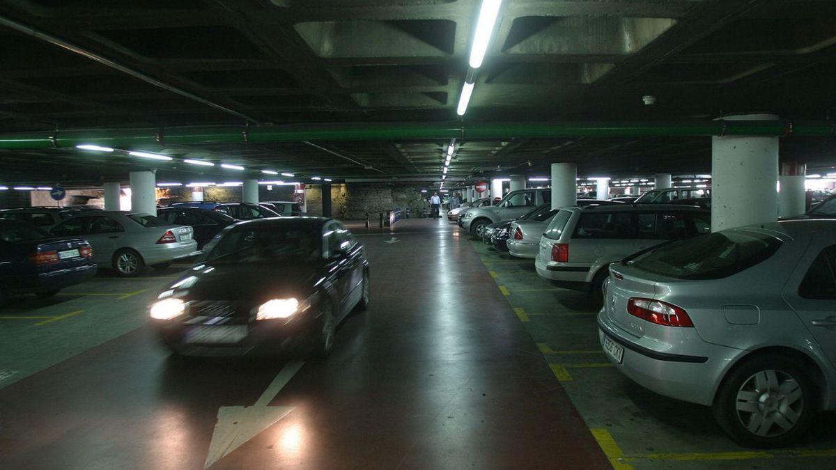 El parking de La Marina antes de las reformas: poco espacio e iluminación limitada,