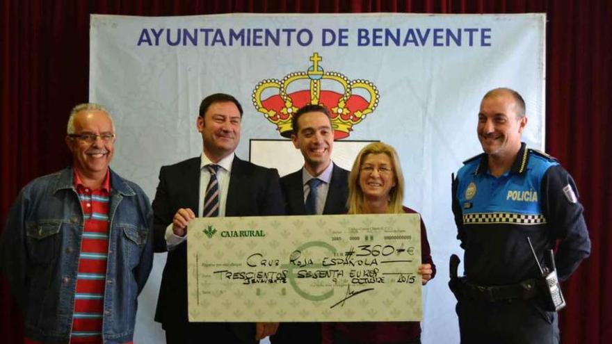 Caja Rural dona 350 euros a Cruz Roja para material escolar