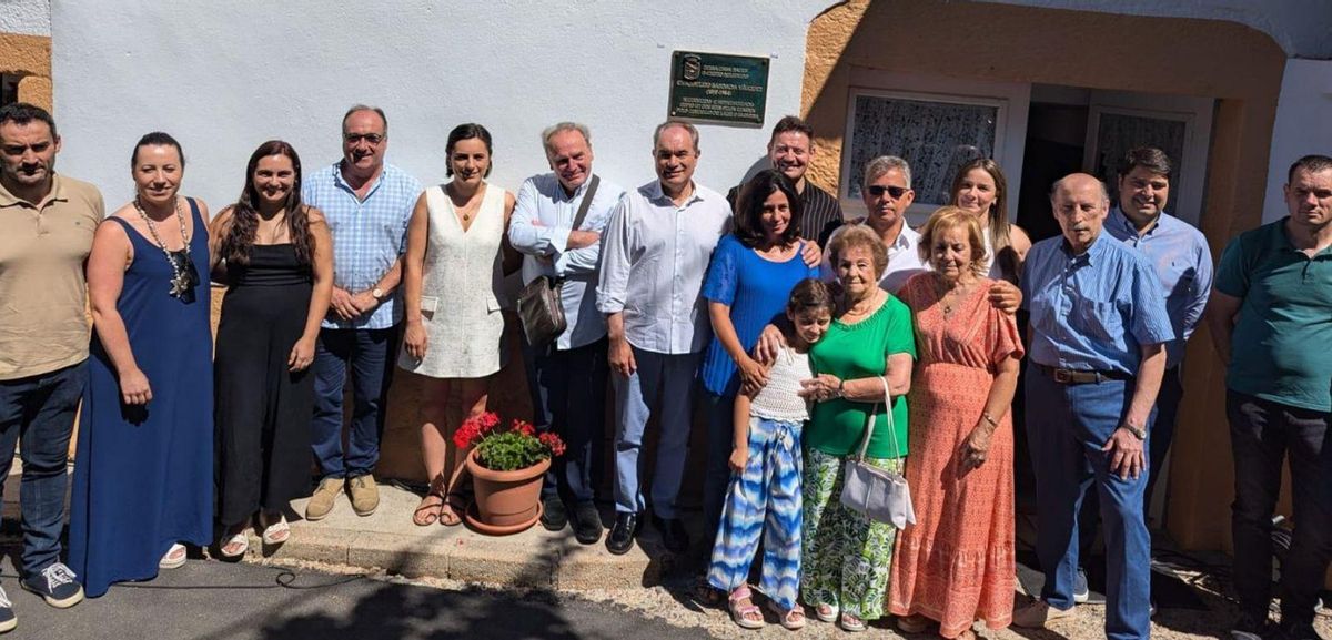 Mª Elena coa súa familia, autoridades e veciños na homenaxe ao seu pai en Vilanova. | Arquivo DGA