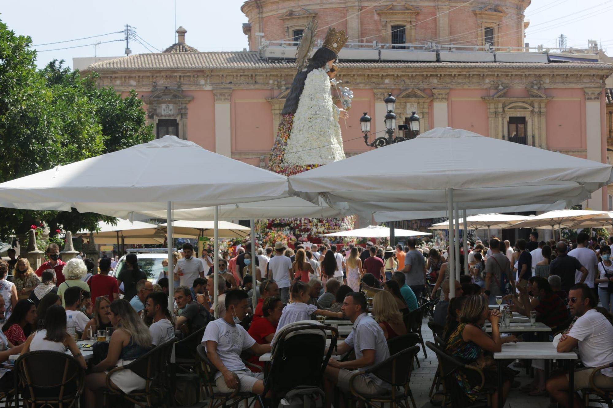 Colas y aglomeraciones para ver el manto de la Virgen de los Desamparados