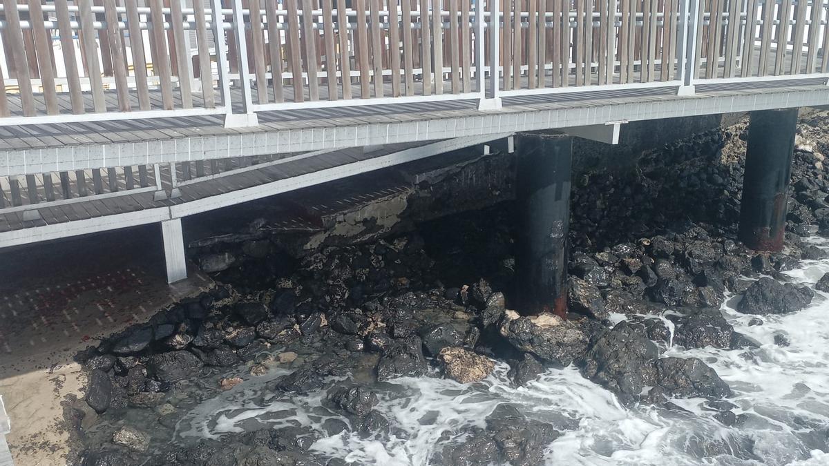 Destrozos causados por el fuerte oleaje en el acceso a la isla artificial de la playa de La Garita, en Arrieta (Haría) el domingo 15 de febrero de 2026.