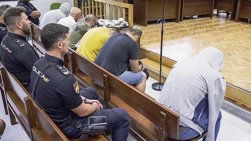 Los condenados, custodiados por la Policía, en el juicio celebrado en la Audiencia de Vigo.
