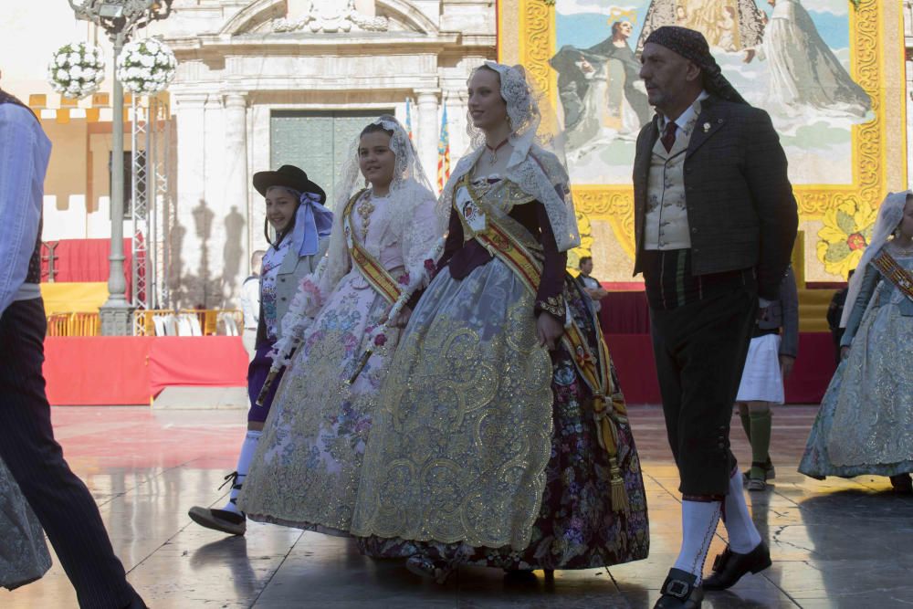 Desfile de las falleras mayores de las diferentes comisiones durante la procesión general de la Mare de Déu dels Desemparats.