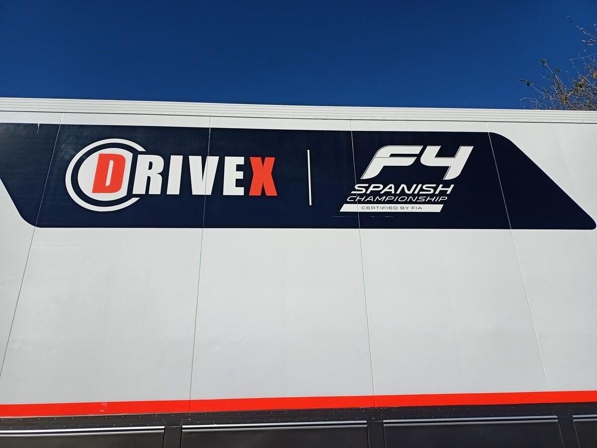 El logotipo de Drivex en un camión