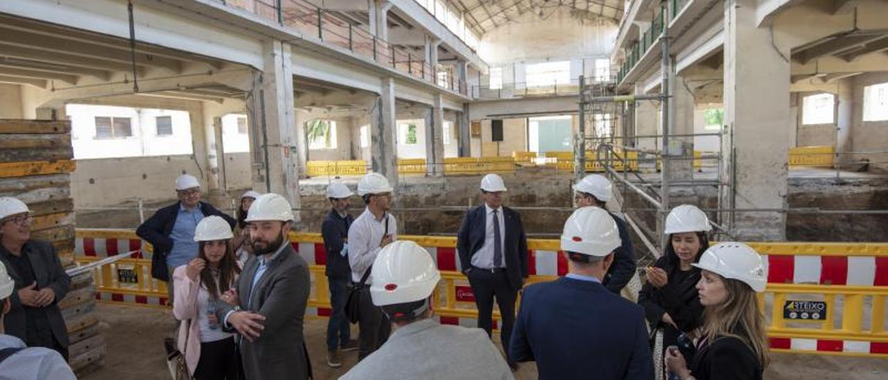 Socios del Clúster TIC y representantes de la Universidade, en una visita a las obras del primer edificio de la Ciudad de las TIC. |   // CASTELEIRO/ROLLER AG.