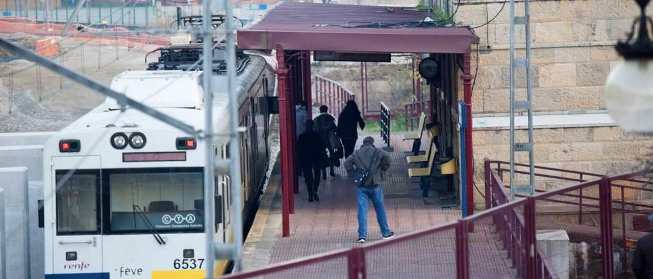 Viajeros de la línea Gijón-Laviana en la estación de Sama.