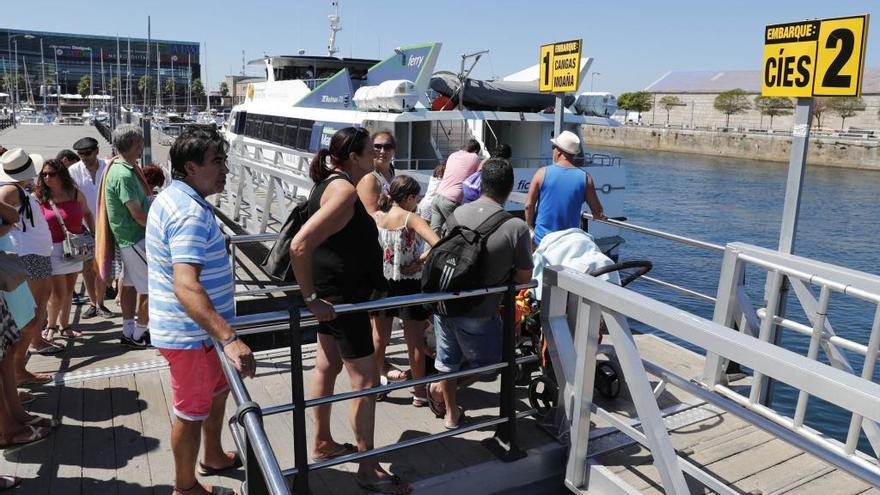 Viajeros bajan del barco de Cíes en Vigo. // J. Lores