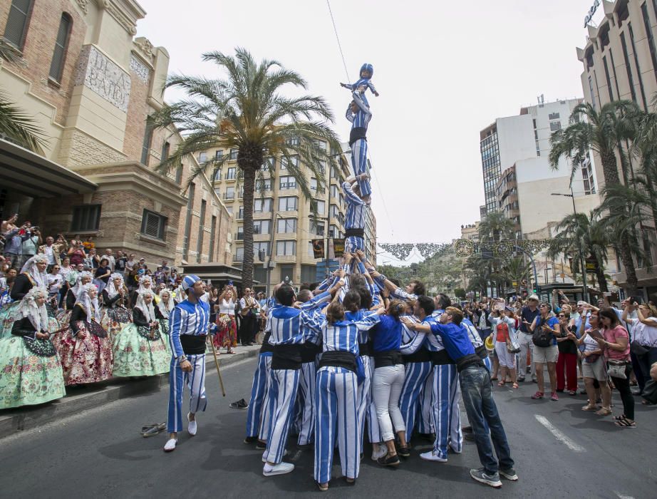 Hogueras 2019: El desfile de bandas reúne en el centro de la ciudad a millares de ciudadanos y turistas