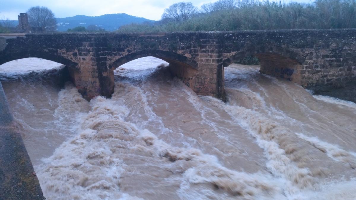 El caudal sigue siendo impresinante, pero ha bajado respecto a la tarde y la noche de ayer