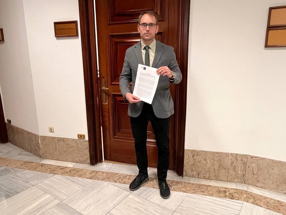 El coordinador general de IU Andalucía y diputado de Sumar en el Congreso, Toni Valero, registra la pregunta en el Congreso.