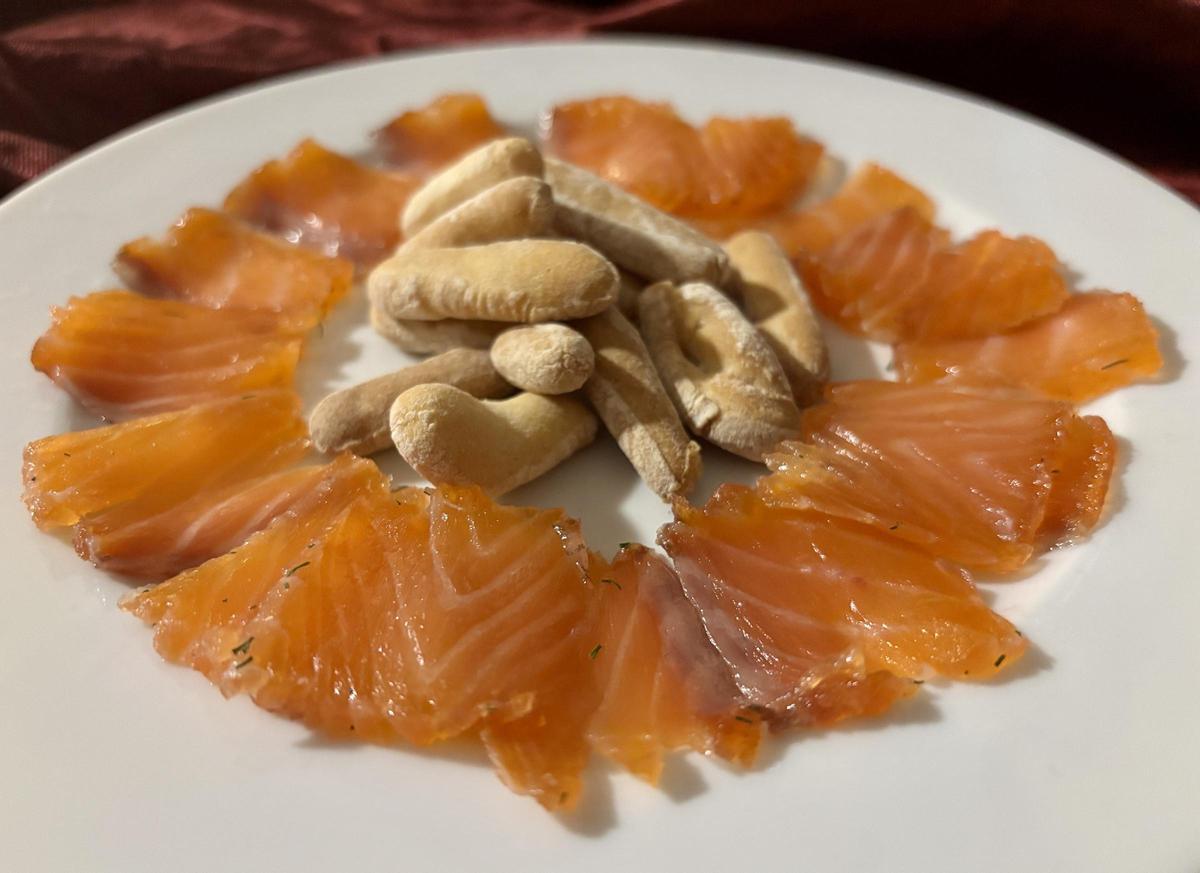 Salmón marinado con eneldo y naranja
