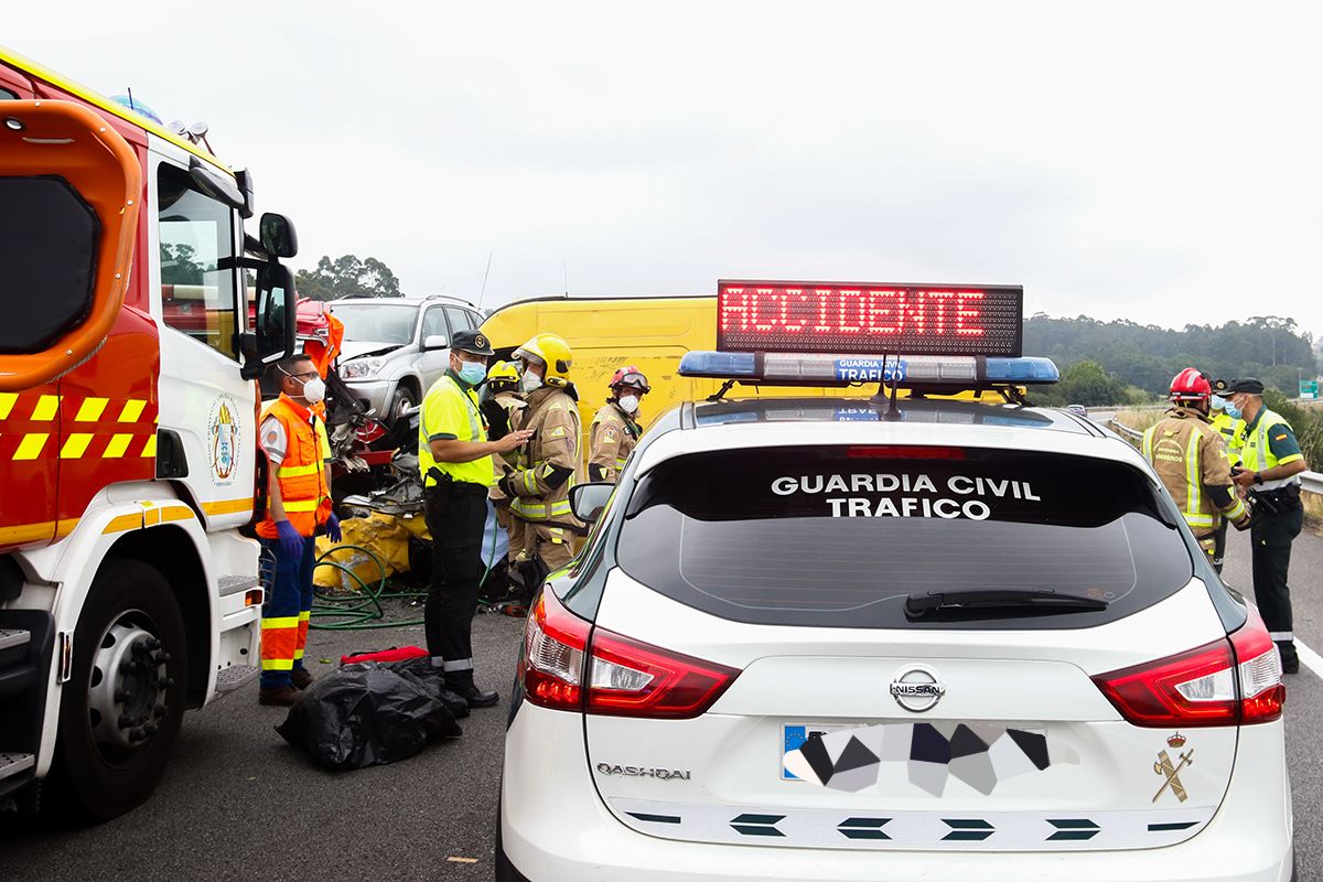 Un accidente en la vía rápida de O Salnés se salda con una persona muerta y un herido grave