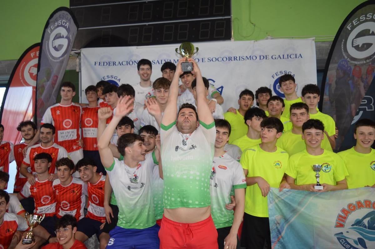 El equipo estradense celebra su triunfo.