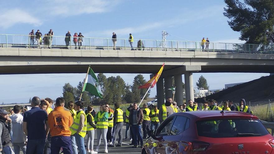 Cortes de carreteras en el primer día de paro indefinido de transportistas y agricultores