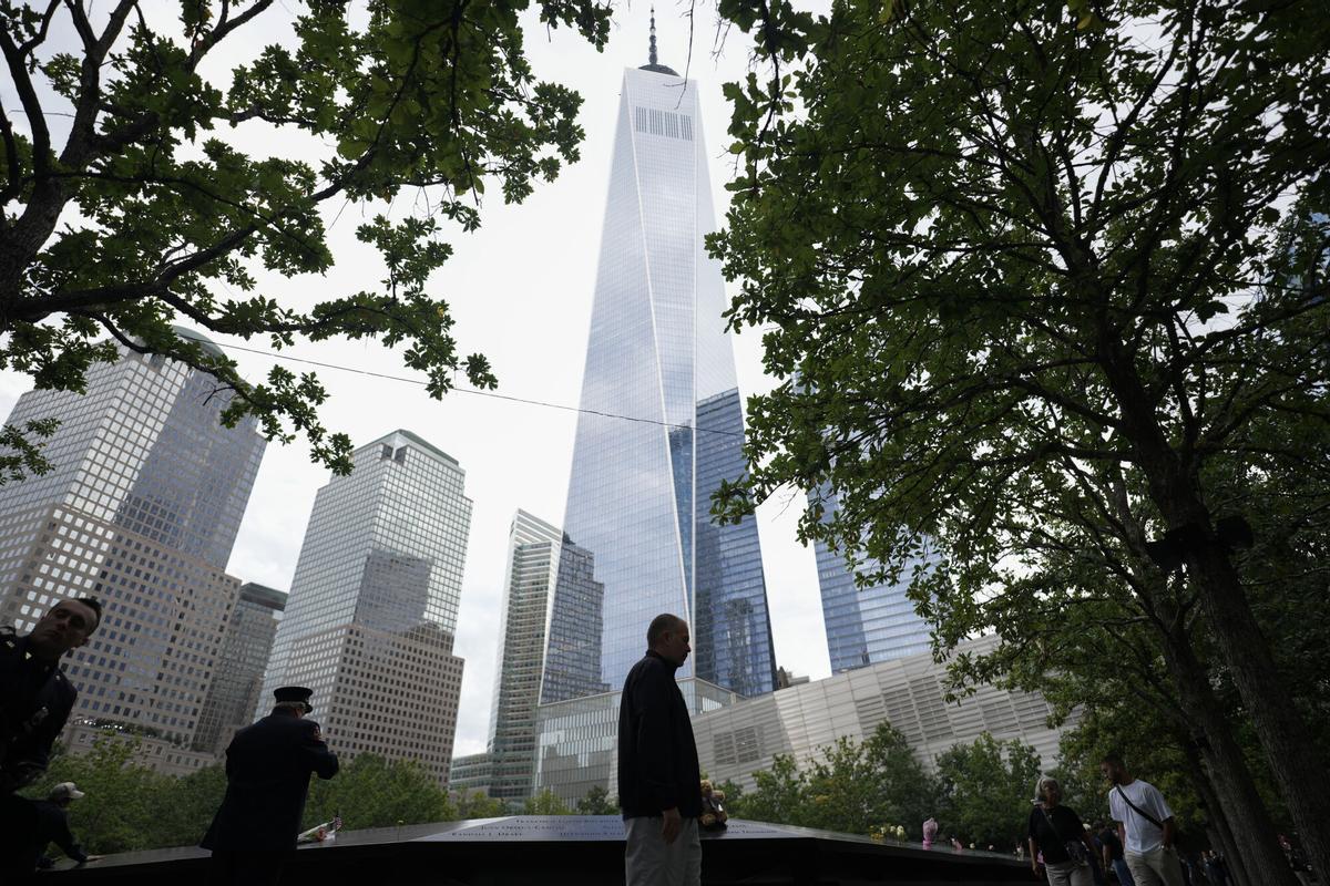 Personas permanecen ante el Memorial del 11-S antes de la ceremonia