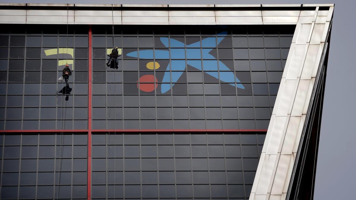 El logo de CaixaBank ya luce en la Torre Kio que albergaba la sede central de Bankia en Madrid