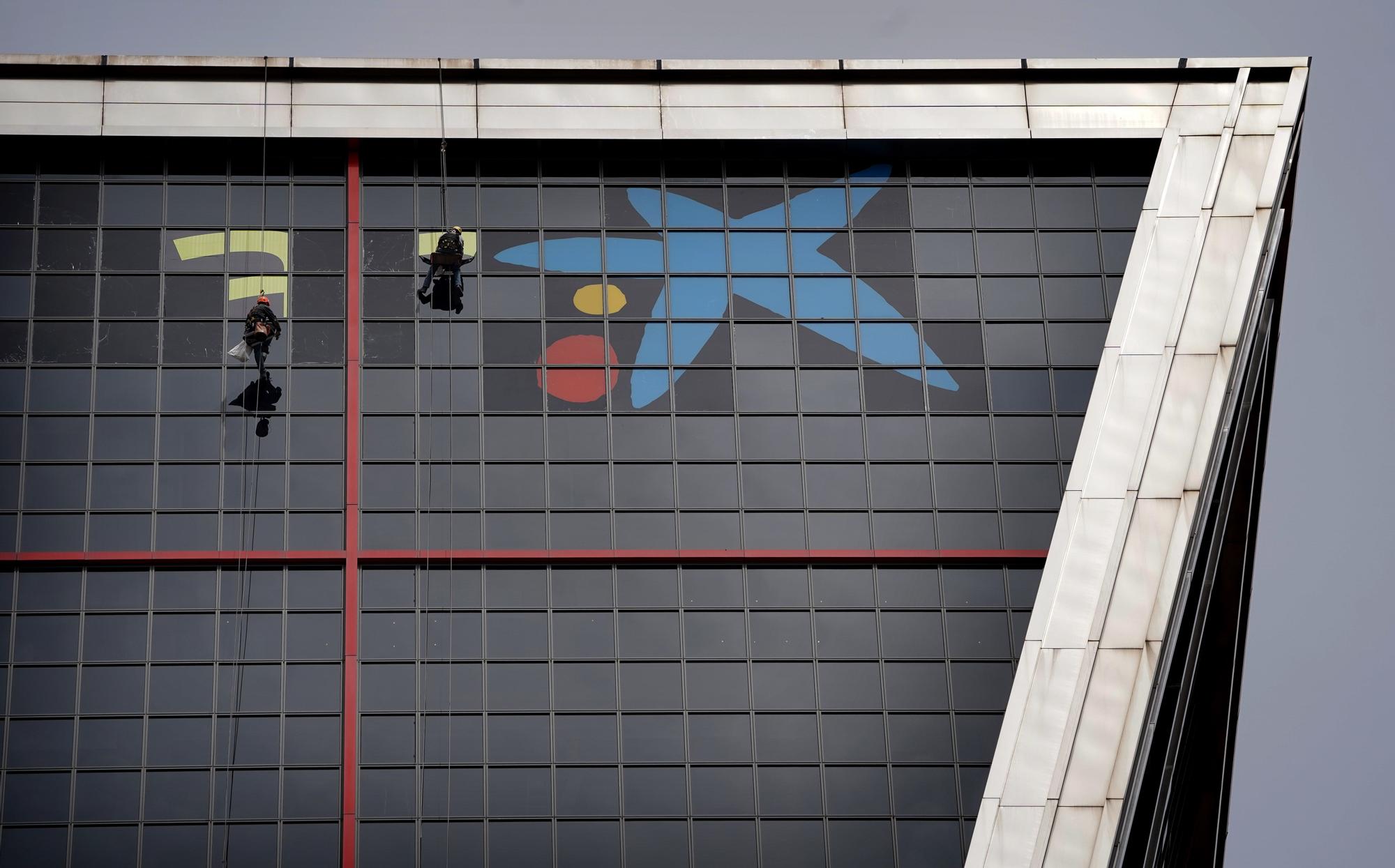 El logo de CaixaBank ya luce en la Torre Kio que albergaba la sede central de Bankia en Madrid