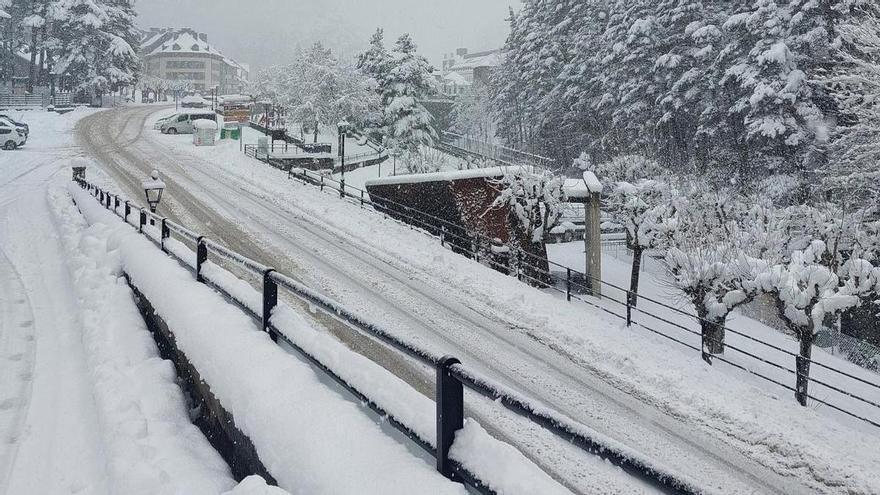 Alerta naranja en Aragón: La nieve dificulta el tráfico en varias carreteras y obliga a cortar la de Sallent