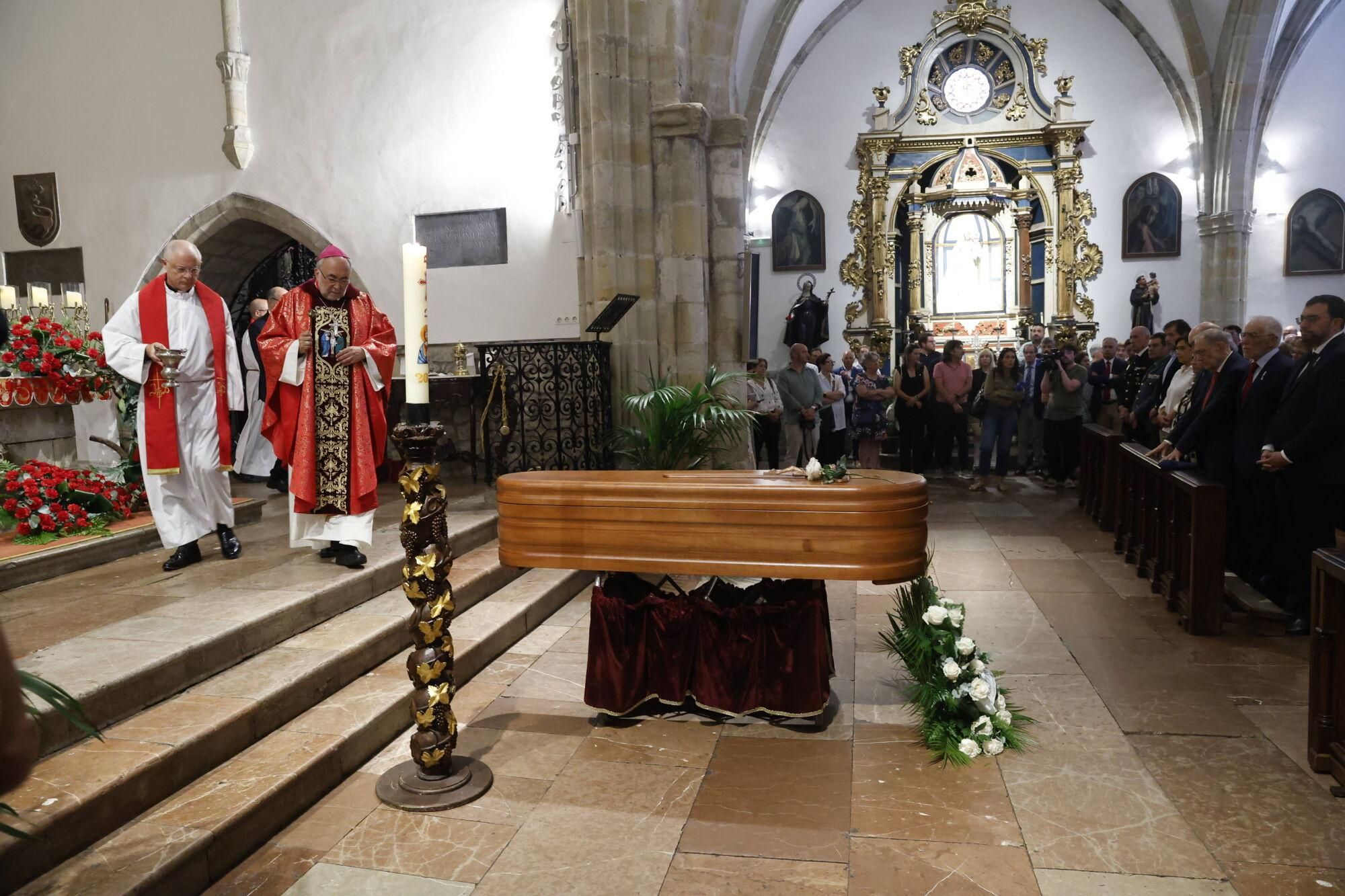 Las imágenes del funeral de Antonio Trevín en la basílica de Llanes.