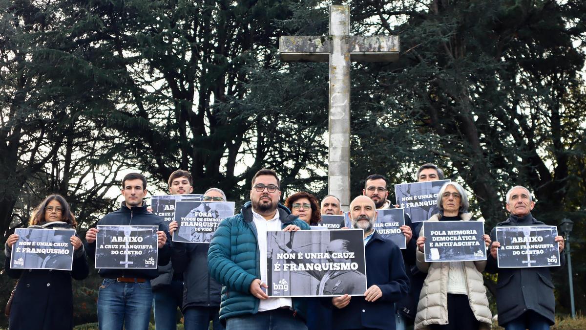 Los representantes del BNG, con carteles ante la Cruz de O Castro.