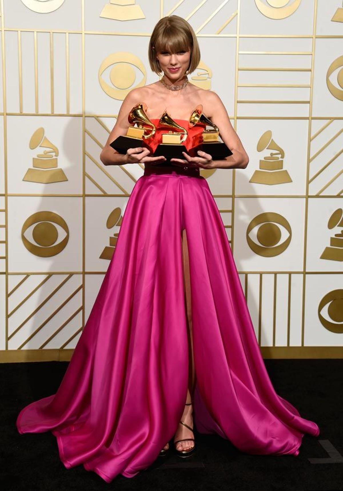 Taylor Swift posa feliz con sus tres Grammy