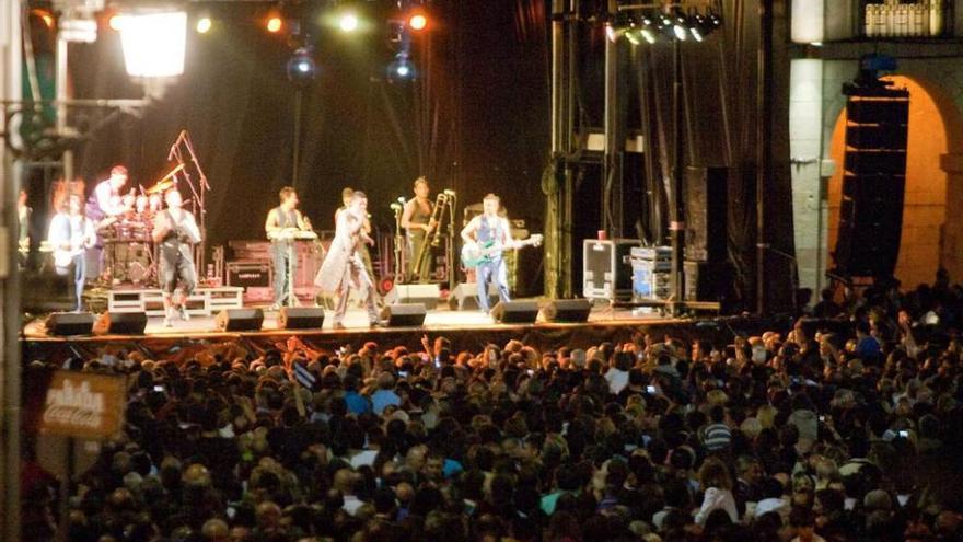 Actuación musical en la plaza España.