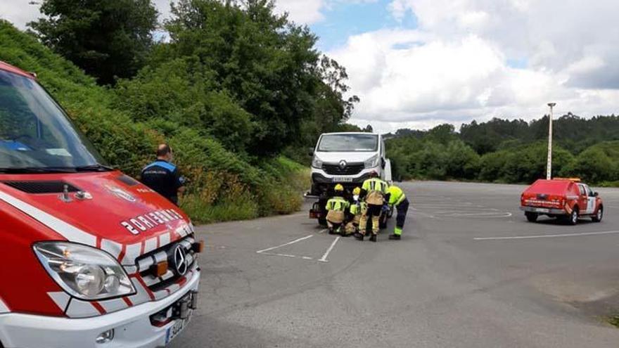 Herido al volcar un furgón de reparto en Abegondo