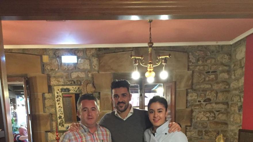 Rodrigo y Denise Buznego, con David Villa, en Quintes