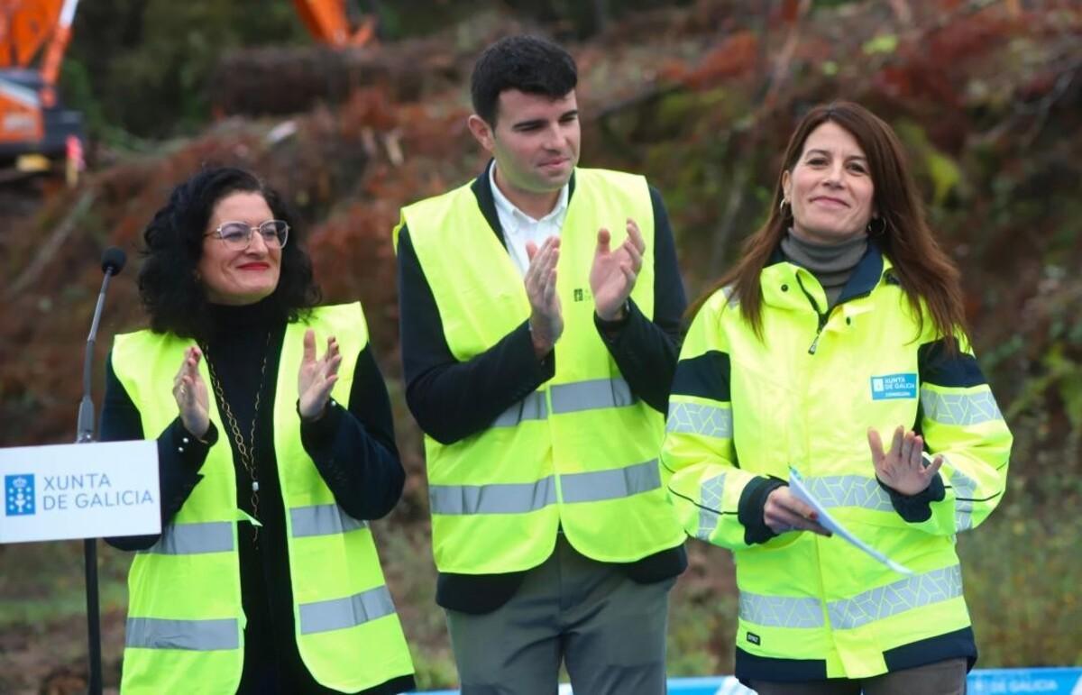 La alcaldesa de Teo, Lucía Calvo, por la izquierda, con Gonzalo Dono y la conselleira de Vivenda Martínez Allegue en el arranque de obras de ñla autovía AG-59 hacia A Estrada