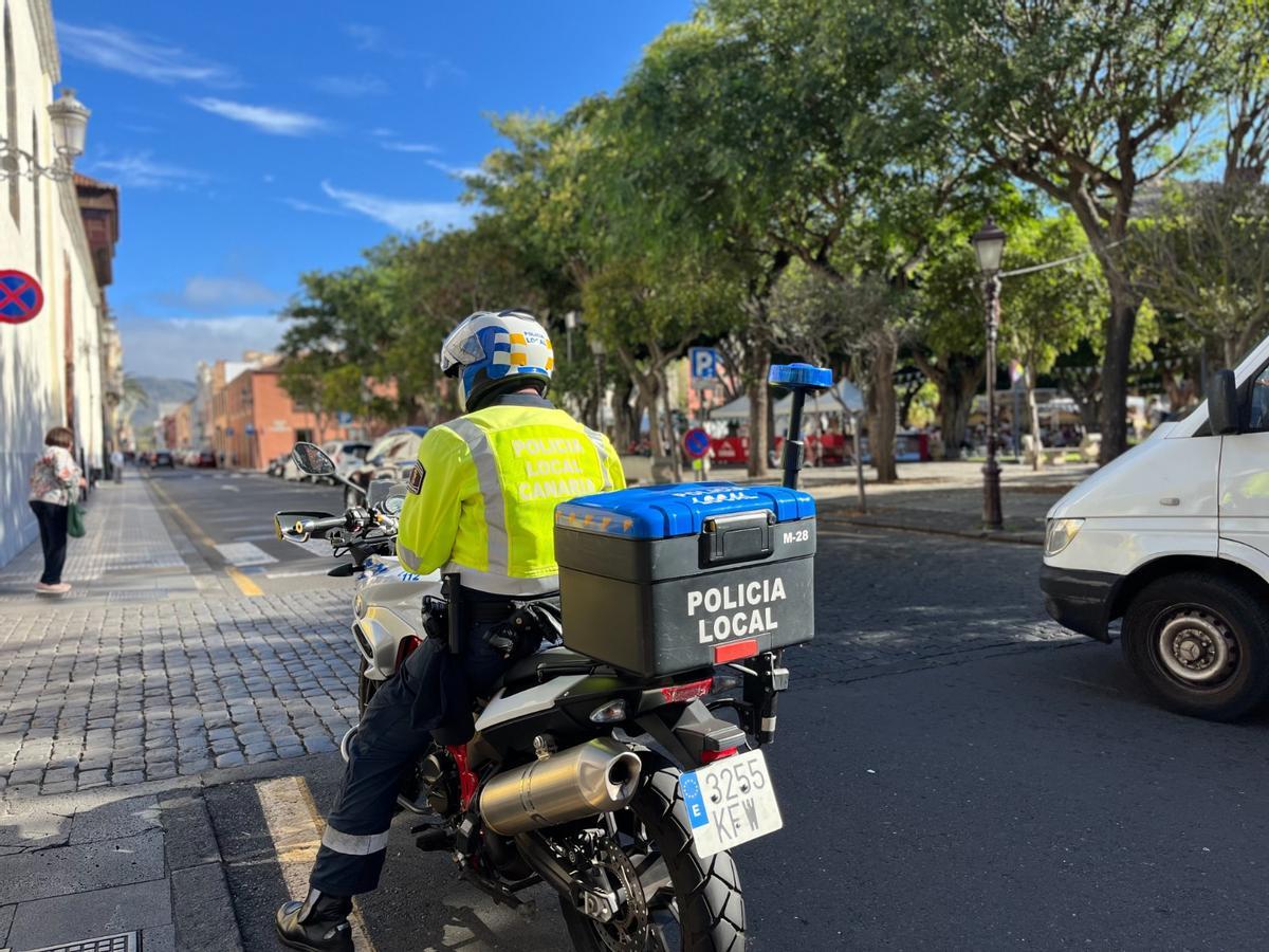 Un agente en las inmediaciones de la plaza del Adelantado.