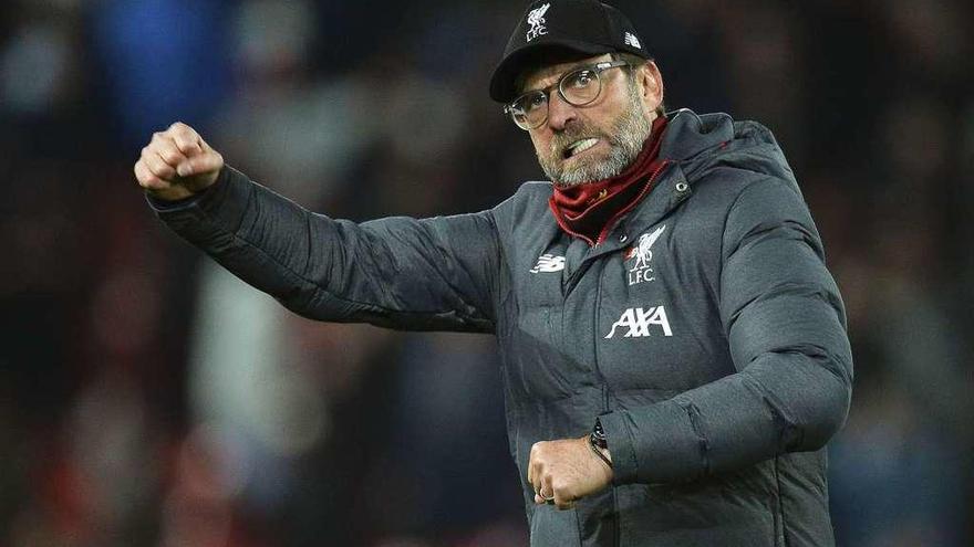 Juergen Klopp, entrenador del Liverpool, celebra la victoria de su equipo ante el Manchester City, ayer en Anfield. // Efe