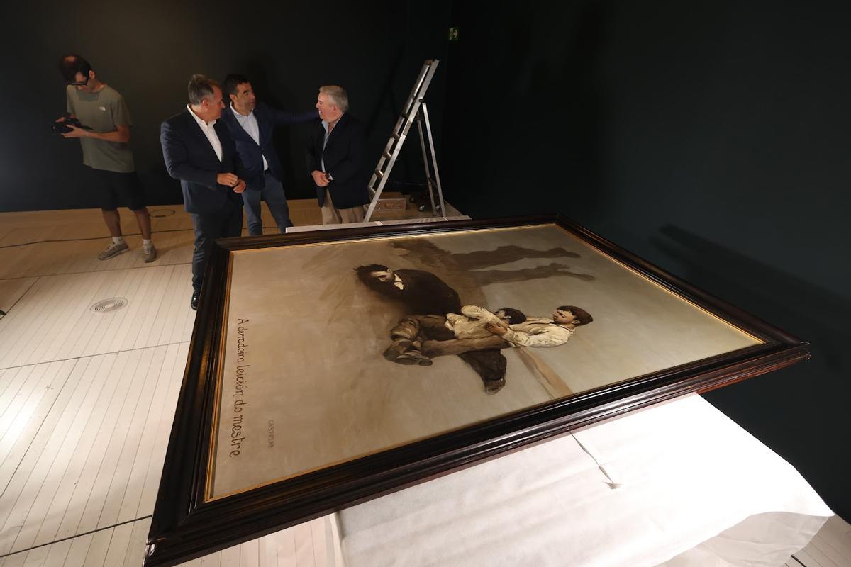 Rafa Domínguez, Luis López y Alberto Vázquez, del Centro Galicia, asistieron al debut de la obra en la sala donde se exhibirá hasta septiembre.