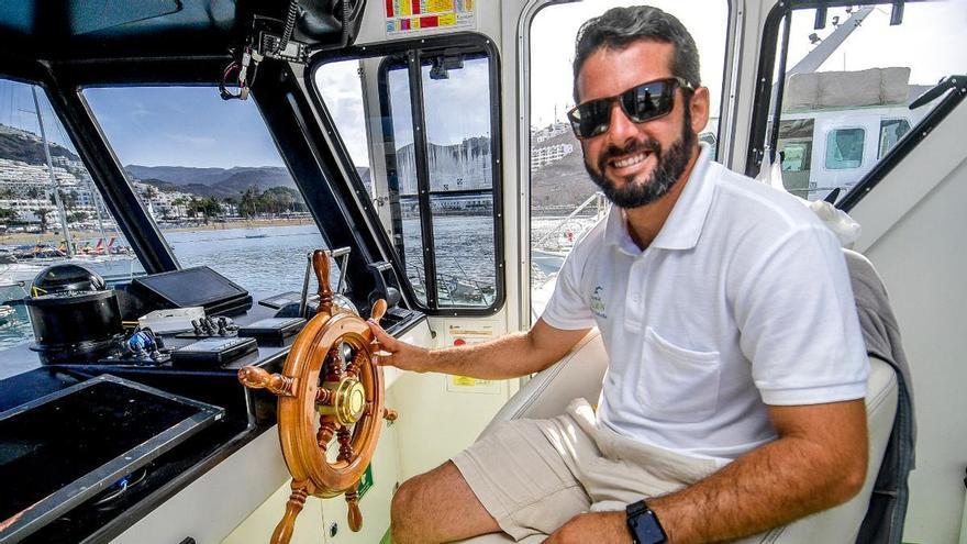 El hombre que trabaja rodeado de delfines en Puerto Rico