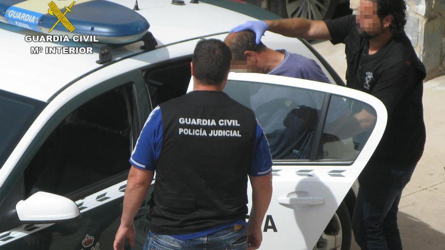 El detenido, escoltado por la Guardia Civil