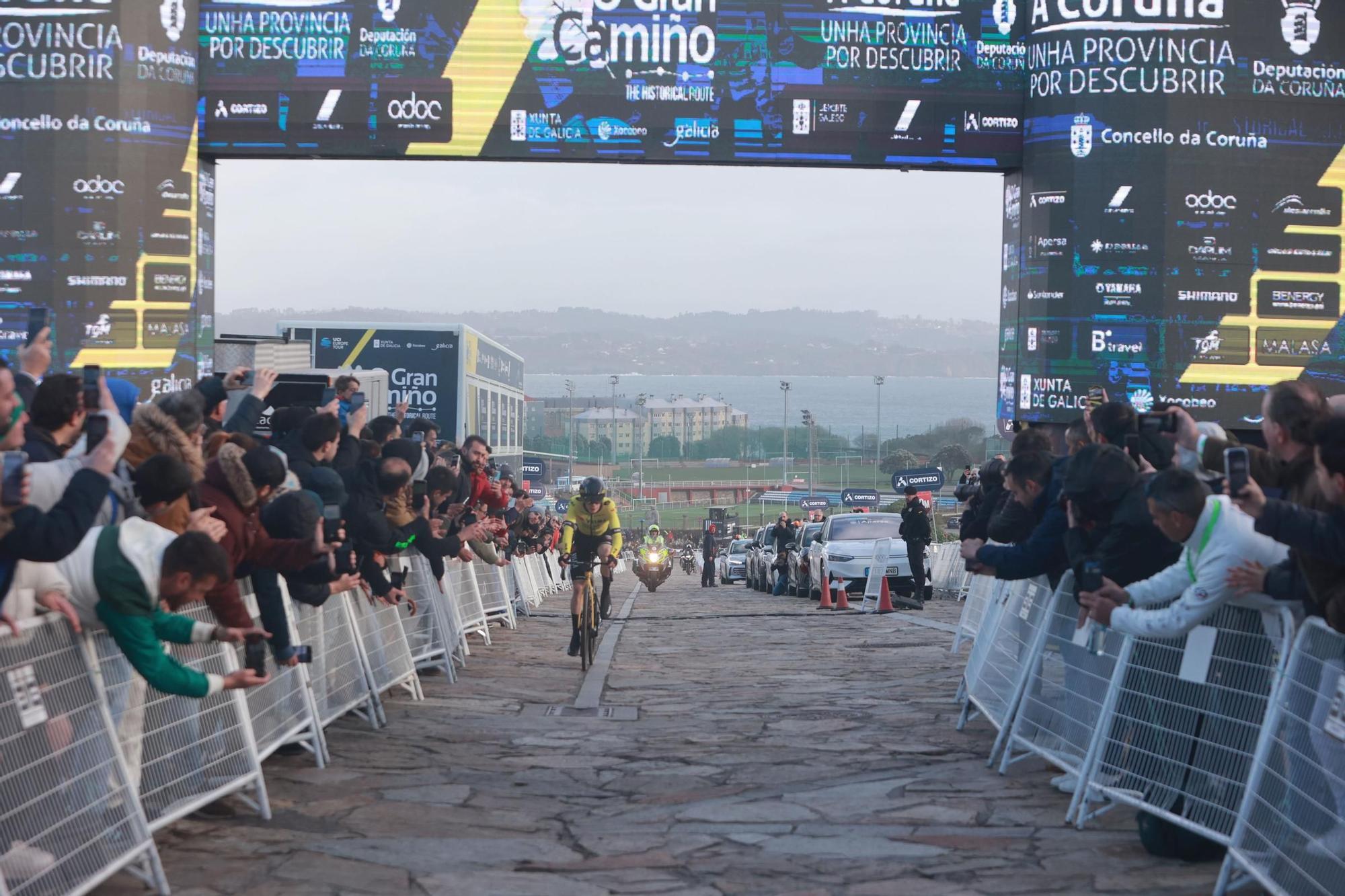 El joven corredor Joshua Tarling se impone en la contrarreloj inaugural de O Gran Camiño en A Coruña