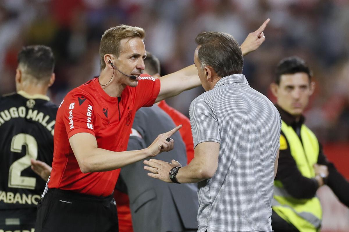 SEVILLA, 07/04/2023.- El árbitro Pizarro Gómez (i) amonesta al entrenador del Celta, Carlos Carvalhal, durante el partido de Liga en Primera División que Sevilla FC y Celta de Vigo disputan este viernes en el estadio Ramón Sánchez-Pizjuán. EFE/José Manuel Vidal
