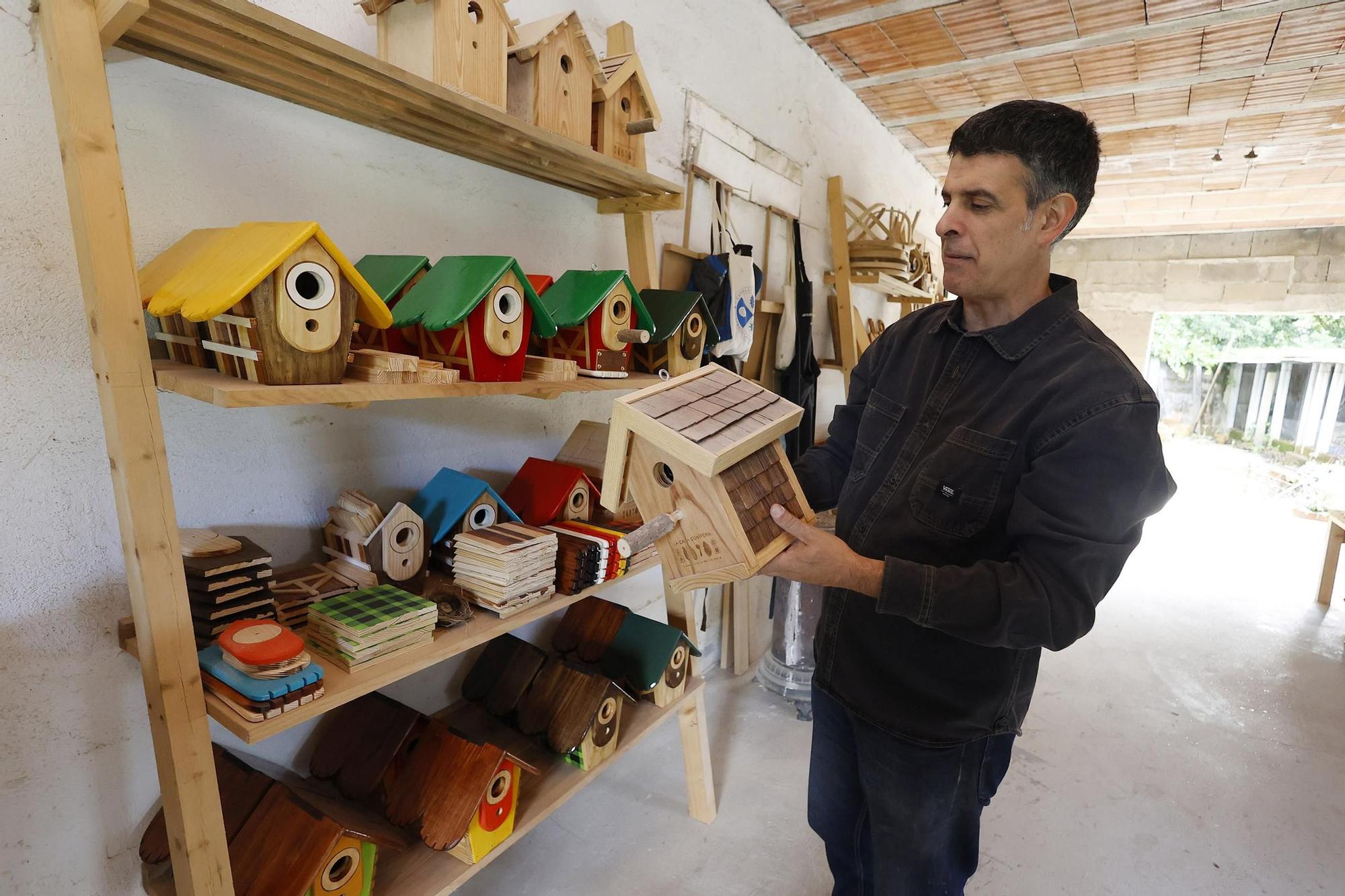 Luis Portabales en su refugio creativo rodeado de bosque con una de las casas-nido que elabora  (2).jpg
