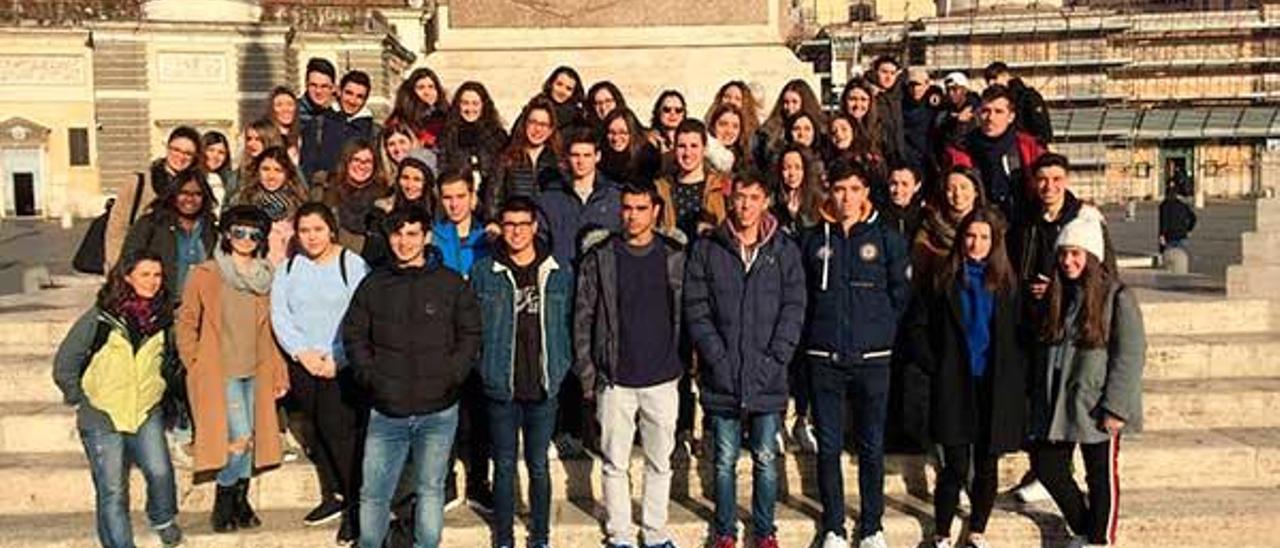 Los alumnos de A Sangriña posan en las escaleras de la Plaza de España en Roma.