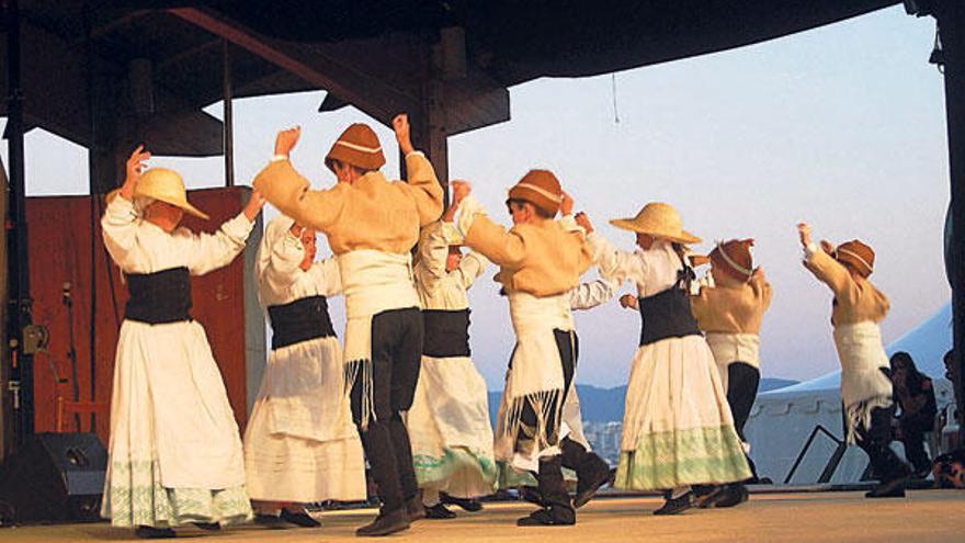 Varios niños durante una actuación de baile tradicional en el Palco da Música de Moaña.  // Foto cedida