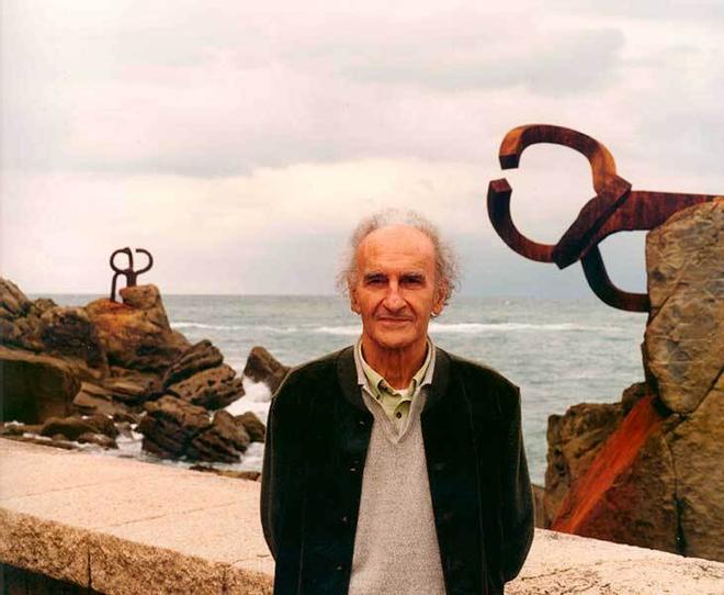 Eduardo Chillida junto a su 'Peine del Viento'