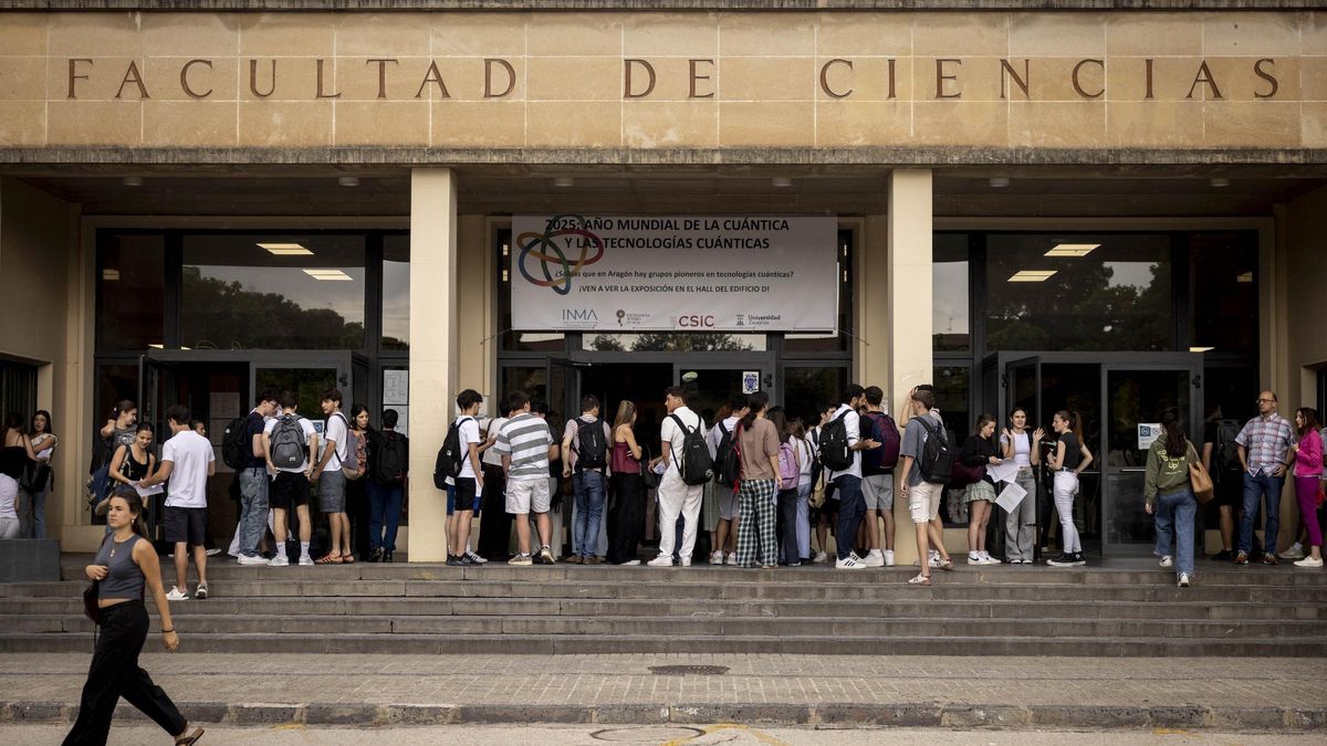 Cientos de estudiantes aguardan en el porche de la Facultad de Ciencias de la Universidad de Zaragoza, durante la Prueba de Acceso a la Universidad (PAU) en este mes de junio.