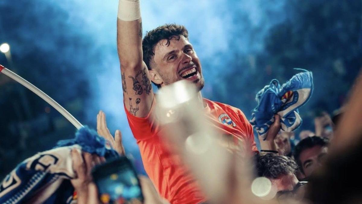 Diego Fuoli celebra el ascenso del Sabadell con la afición sobre el césped de la Nova Creu Alta.