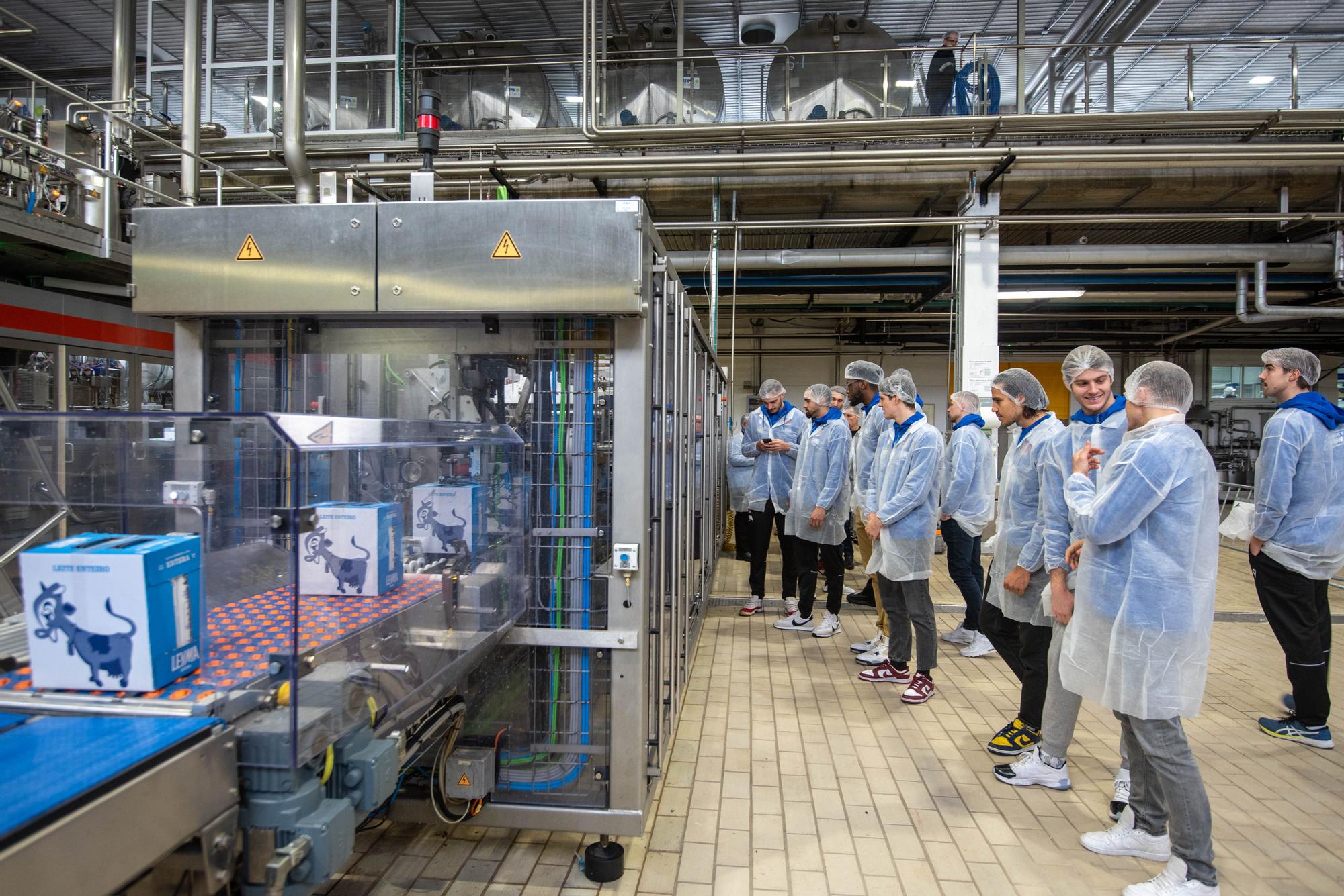 Los jugadores del Básquet Coruña visitan la fábrica de Leyma