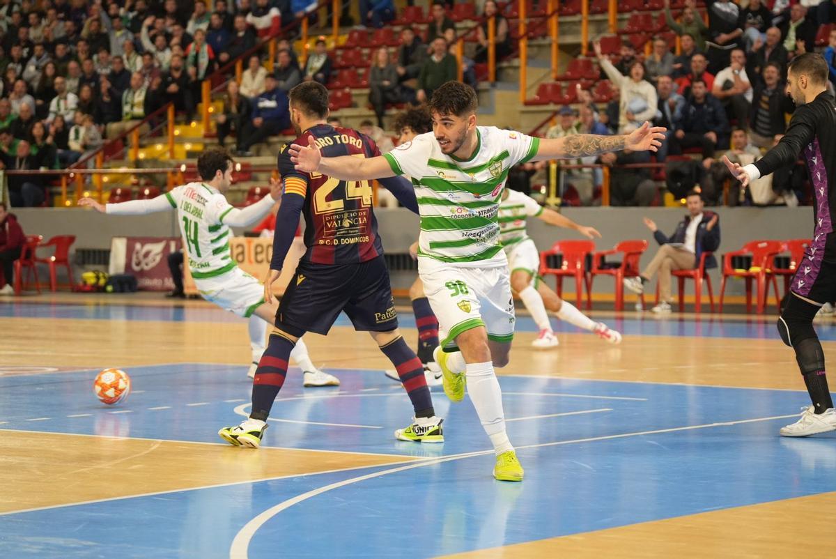 Lucas Perin celebra un gol del Córdoba Futsal ante el Levante en Vista Alegre.