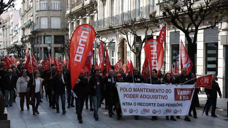 La movilización de CCOO-UGT atravesando a mediodía de ayer el Paseo en Ourense. // Jesús Regal